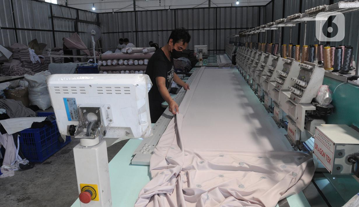 <p>Pekerja menyelesaikan pembuatan mukena pada pabrik busana muslim Siti Khadijah di Limo, Depok, Jawa Barat, Senin (25/04/2022). Busana mukena ini dipasarkan di tingkat lokal Indonesia dan diekspor ke Malaysia. (merdeka.com/Arie Basuki)</p>