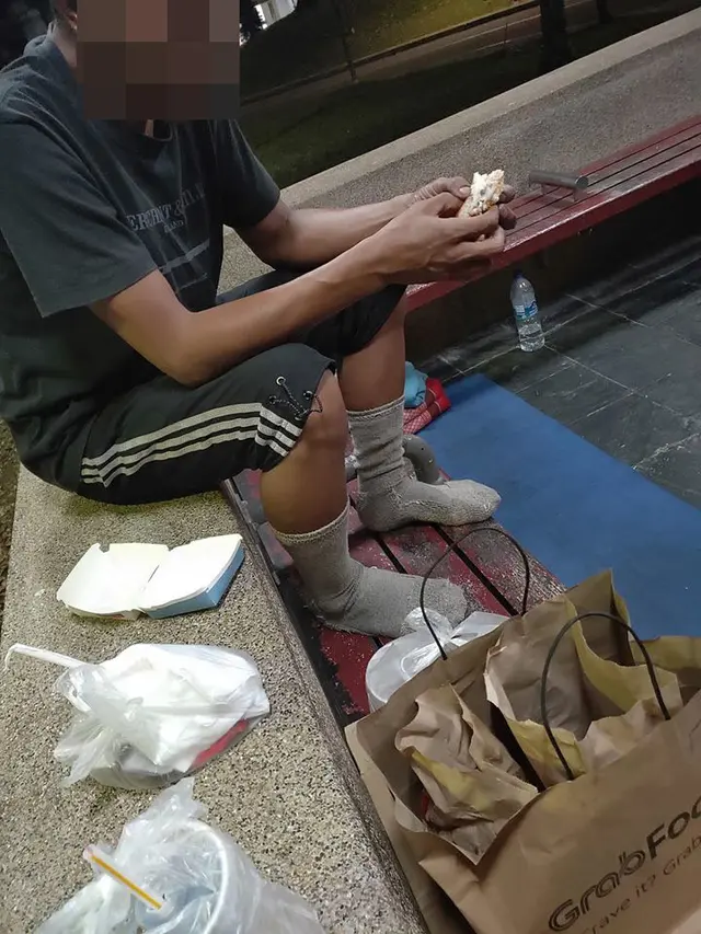 Driver Ojek Online Bagikan Makanan Gratis