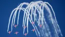 Tim aerobatik Angkatan Udara India, Suryakiran, melakukan manuver pada hari pertama Aero India 2023 di pangkalan udara Yelahanka, Bengaluru, India, 13 Februari 2023. Aero India adalah acara dua tahunan dengan demonstrasi terbang oleh tim stunt dan militer serta komersial paviliun tempat perusahaan penerbangan memamerkan produk dan teknologinya. (AP Photo/Aijaz Rahi)
