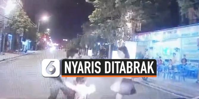 VIDEO: Menegangkan, Bocah Lari ke Jalanan Nyaris Ditabrak Mobil