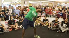 Seorang freestyler memainkan bola dengan kepala pada acara  Indonesian  Freestyle Football Championship 2015 di Mall Pluit Village, Jakarta, Sabtu (14/11/2015). (Bola.com/Vitalis Yogi Trisna)
