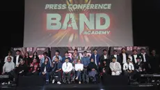 Direktur Emtek Media, Harsiwi Achmad (tengah depan) bersama para juri Band Academy saat memberi keterangan di SCTV Tower, Jakarta, Kamis (2/4/2026). Indosiar kembali membuat sebuah gebrakan besar. Stasiun televisi ini secara resmi mengumumkan program terbaru mereka, Band Academy. (Kapanlagi.com/Budy Santoso)