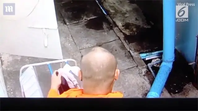Aksi memalukan seorang biksu di Thailand terekam kamera cctv.