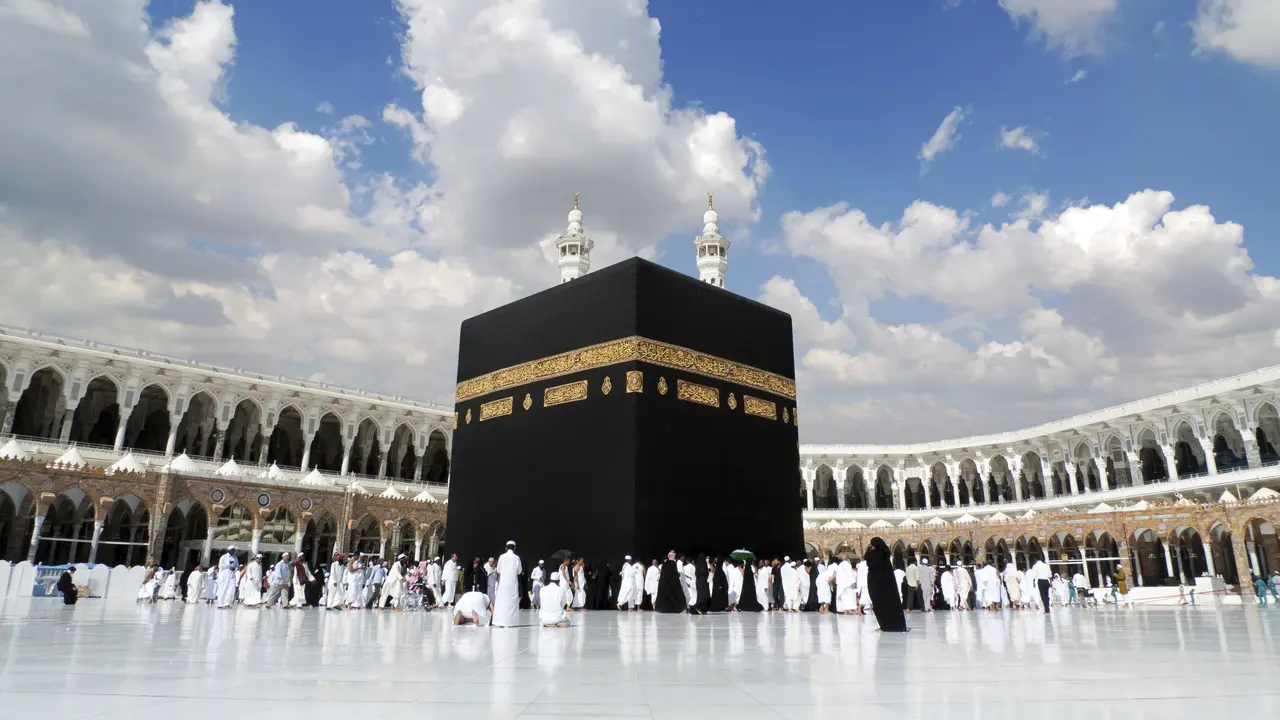 Anda bisa mewujudkan niat suci untuk pergi umrah dengan membuka rekening tabungan rencana berjangka atau Taka di bank.