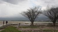 Sejumlah warga berada di Pesisir Teluk Palu saat terjadi cuaca buruk pada Maret, 2020. (Foto: Liputan6.com/ Heri Susanto).