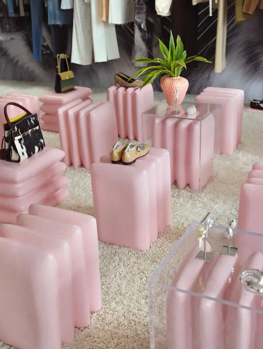 Humberto Leon juga menugaskan seniman Aranza Garcia dari Chuch Estudio di Merida, Meksiko, untuk membuat serangkaian kursi keramik merah muda, yang ia posisikan di seluruh ruangan dalam kelompok sembilan. [Dok/ToryBurch]