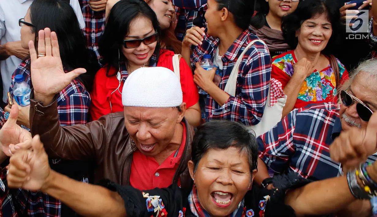 Pendukung berkumpul jelang dibebaskannya Basuki Tjahaja Purnama atau Ahok di Mako Brimob, Kelapa Dua, Depok, Jawa Barat, Kamis (24/1). Mereka bernyanyi dan meneriakkan yel-yel sambil menanti Ahok. (Liputan6.com/Herman Zakharia)