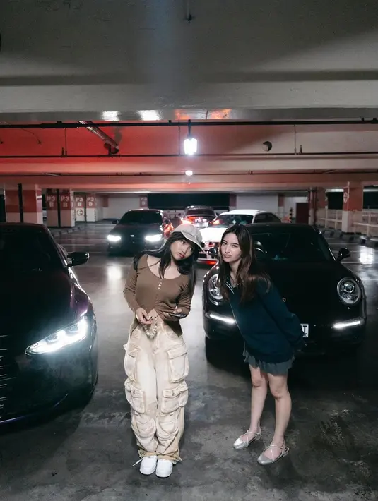 Ia mengenakan long sleeve berkancing cokelat dengan celana kargo khaki [@fuji_an]