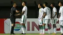 Kapten tim Persebaya Surabaya, Ricky Ridho Ramadhani mempertanyakan keputusan wasit memberikan pinalti kepada PS Sleman usai Arsyad Yusgiantoro dilanggar di kotak pinalti. (Foto: Bola.com/Ikhwan Yanuar)