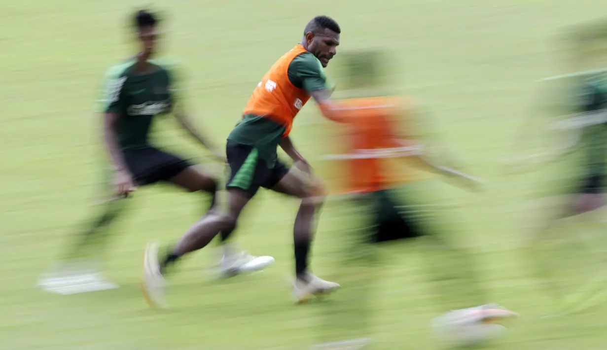 Pemain Timnas Indonesia U-22, Marinus Wanewar, mengejar bola saat latihan di Stadion Madya Senayan, Jakarta, Kamis (24/1). Latihan ini merupakan persiapan jelang Piala AFF U-22. (Bola.com/Yoppy Renato)