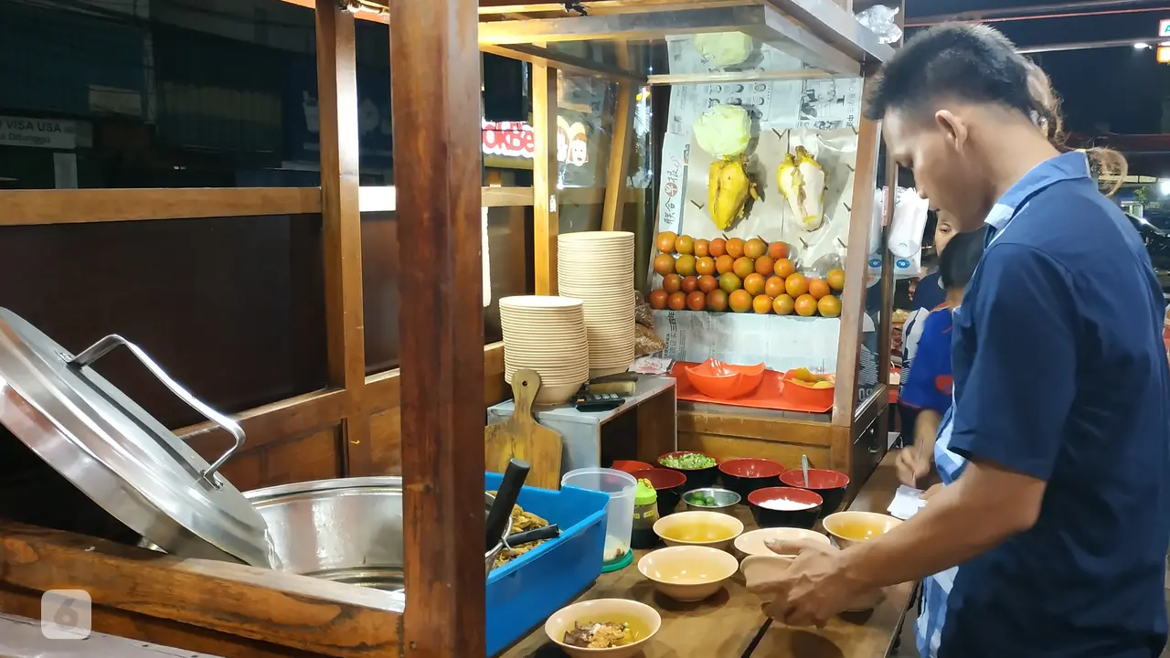 Kuliner Malam Jumat: Soto Ceker dan Ranjau Pak Gendut, Primadona Jalan Sabang