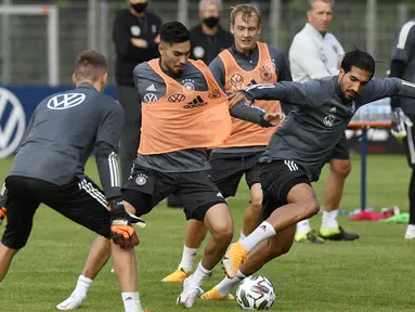 Pemain Timnas Jerman, Suat Serda dan Emre Can, berebut bola saat sesi latihan jelang laga UEFA Nations League di Stuttgart, Senin (31/8/2020). Jerman akan berhadapan dengan Spanyol. (AFP/Thomas Kienzle)