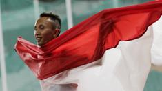 Pelari Indonesia, Abdul Halim Dalimunthe, melakukan selebrasi usai finis di posisi dua nomor 100M T11 pria pada Asian Para Games di SUGBK, Jakarta, Rabu (10/10/2018). Abdul Halim meraih medali perak. (Bola.com/M Iqbal Ichsan)