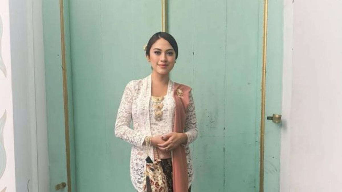 7 Model Kebaya Modern Ala Cynthia Riza Istri Giring Ganesha, Inspirasi Tampil Elegan di Berbagai Acara