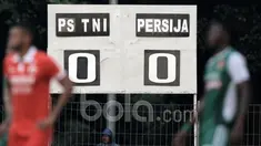 Papan skor laga antara Persija Jakarta dan PS TNI pada laga uji coba di GOR Ahmad Yani, Cilangkap, Minggu (9/4/2017). PS TNI bermain imbang lawan Persija. (Bola.com/Nicklas Hanoatubun)