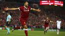 Gelandang Liverpool, Emre Can, melakukan selebrasi usai mencetak gol ke gawang Hoffenheim pada laga playoff Liga Champions, di Stadion Anfield, Kamis (24/8/2017). Liverpool menang 4-2 atas Hoffenheim. (AP/Dave Thompson)