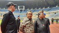 Wakil Wali Kota Bandung, Yana Mulyana (tengah), saat meninjau kesiapan Stadion Gelora Bandung Lautan Api (GBLA), Kamis (27/2/2020). Stadion GBLA rencananya akan digunakan untuk menggelar laga Shopee Liga 1 2020. (Bola.com/Erwin Snaz)