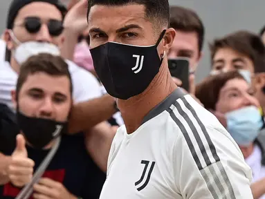 Spekulasi mengenai kepindahan Cristiano Ronaldo akhirnya terjawab. Kekasih dari Georgina Rodriguez tersebut menunjukkan kehadirannya di pusat medis milik Juventus untuk melaksanakan rangkaian tes medis. (Foto: AFP/Miguel Medina)
