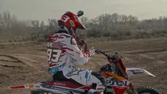 Marc Marquez pebalap MotogGP dari tim Repsol Honda melakukan aksi akrobatik backflip menggunakan motokros. Ia didampingi oleh Danny Torres atlet freestyle motokros.