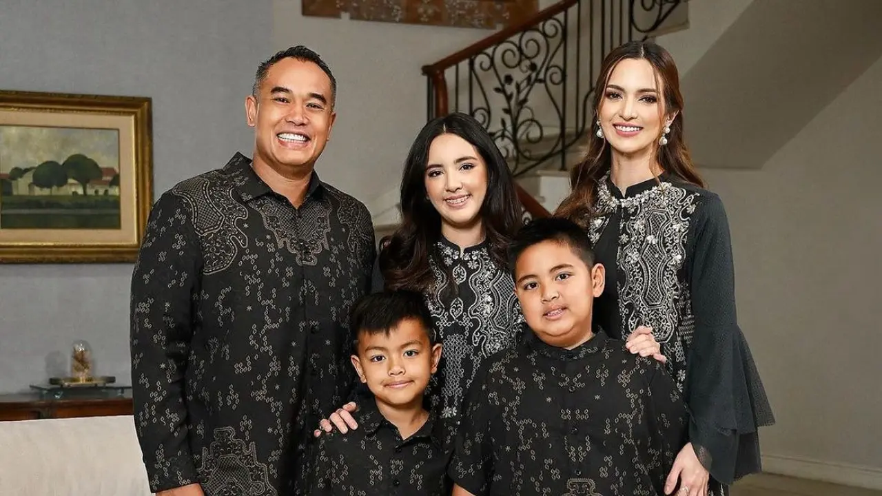 Potret keluarga Nia Ramadhani dan Ardie Bakrie (Sumber: Instagram/ramadhaniabakrie)