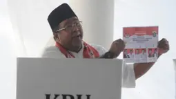Saat menggunakan hak politiknya, Rano Karno ditemani istrinya. (merdeka.com/Arie Basuki)