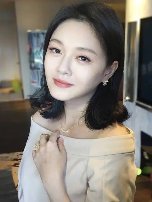 Seperti yang dilansir dari The Strait Times, ia mengaku jika sedang hamil anak ketiga. Sama seperti sebelumnya, kehamilan ini juga tidak direncakan olehnya. (Foto: instagram.com/barbiehsu_das)