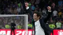 Pelatih Valencia Marcelino Garcia berselebrasi setelah meraih trofi Copa Del Rey usai pertandingan melawan Barcelona pada babak final di stadion Benito Villamarin di Seville, Spanyol (25/5/2019). Barcelona kalah 1-2 dari Valencia lewat gol Kevin Gameiro dan Rodrigo. (AP Photo/Miguel Morenatti)