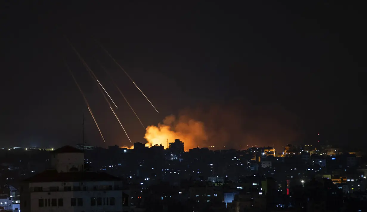 Asap membubung setelah serangan rudal Israel di Kota Gaza, Palestina, Kamis (13/5/2021). Pertempuran antara Israel dengan Hamas yang menguasai Gaza terus berlanjut. (AP Photo/Khalil Hamra)