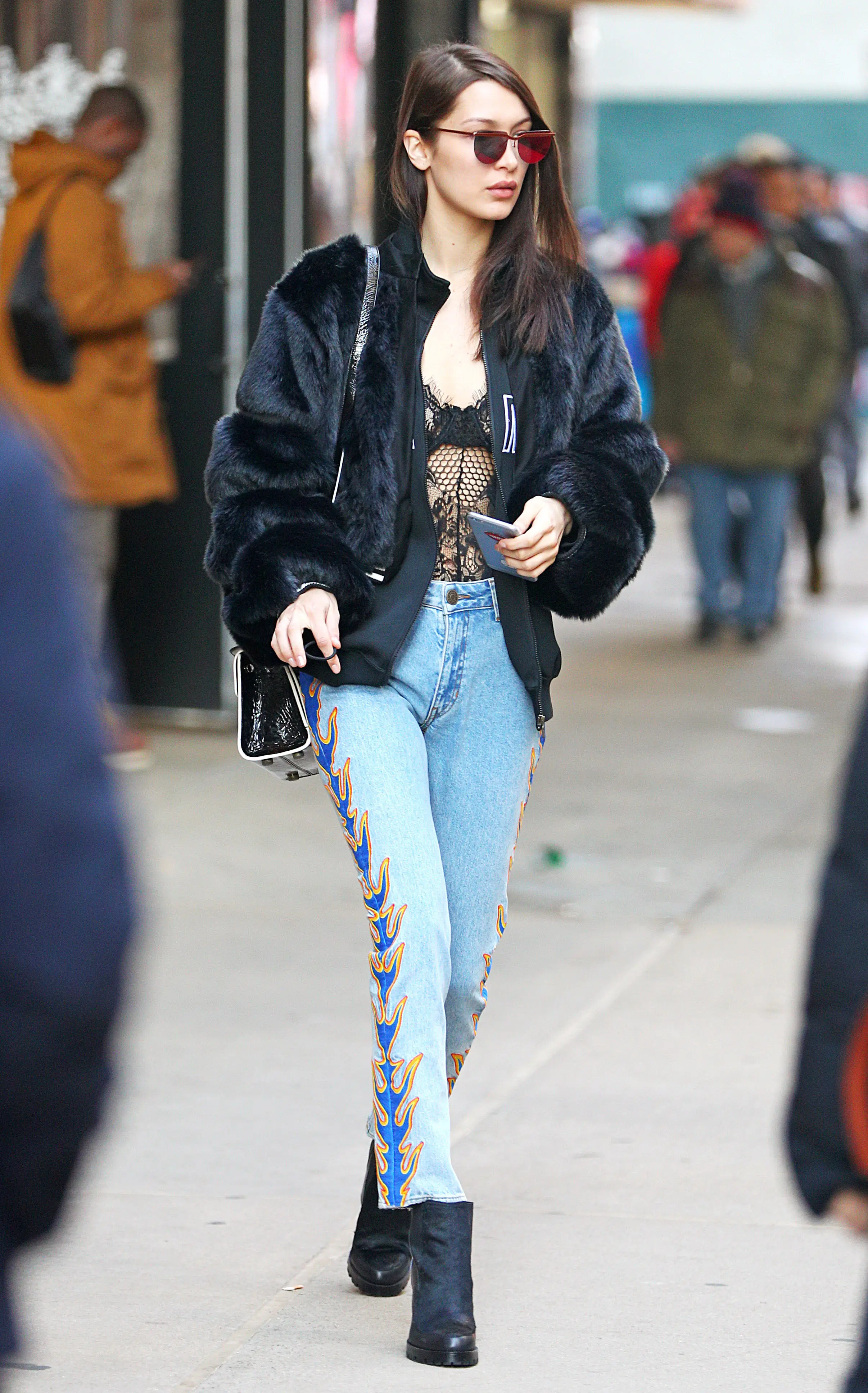 Street style Bella Hadid. (sumber foto: harpersbazaar.com/pinterest)