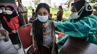Seorang anak saat menerima vaksin Covid-19 dalam program Vaksinasi Keliling di RPTRA Pulo Besar, Sunter Jaya, Jakarta, Selasa (12/7/2021). Saat ini sebanyak 153.000 anak berusia 12-17 tahun telah divaksinasi dari alokasi 20 juta dosis vaksin Covid-19. (merdeka.com/Iqbal S Nugroho)