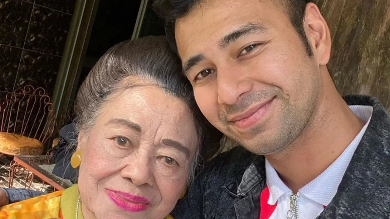Bergaya Glamor, Ini 6 Potret Mamih Popon Nenek Raffi Ahmad