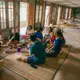 Wilsen Willim dan para penenun di Kalimantan Timur melakukan bonding untuk proses Eksplorasi Kekayaan Tenun, Jumat (21/8/2026). (Liputan6.com/Nurri Indah)