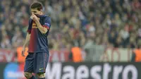 Lionel Messi tertunduk usai timnya menelan kekalahan 0-4 saat melawan Bayern Munchen pada leg pertama semifinal Liga Champions musim 2012/13 di Allianz Arena, Munich. (AFP/Christof Stache)
