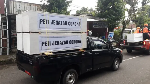 Petugas berkeliling membawa peti jenazah Corona untuk mensosisialisasikan pentingnya physical distancing dan membubarkan kerumunan. (Foto: Foto: Liputan6.com/Humas Pemkab BNA)
