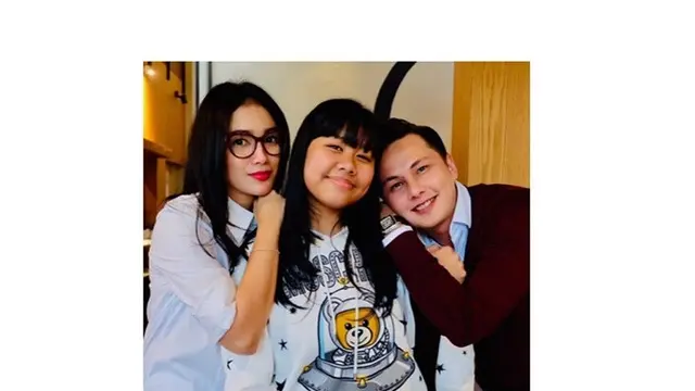 6 Momen Manis Ussy-Andika Pratama dengan Anak Angkat, Tak Ada Sekat