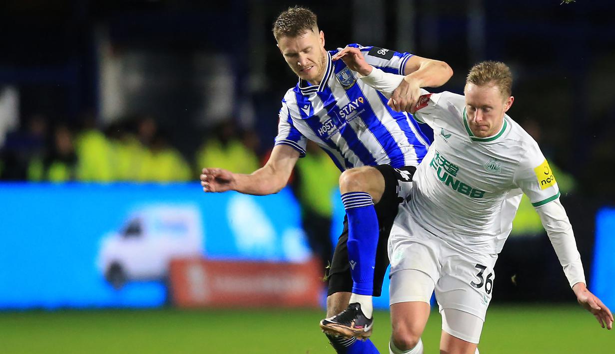 Kondisi ini dimanfaatkan Sheffield Wednesday dengan menguasai jalannya pertandingan sejak awal laga. Michael Smith (kiri) dkk mampu membuat beberapa peluang yang membahayakan. (AFP/Lindsey Parnaby)