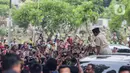 <p>Calon Presiden nomor urut 2 Prabowo Subianto menyapa warga usai berziarah ke makam ayahnya Soemitro Djojohadikusumo di TPU Karet Bivak, Jakarta, Kamis (15/2/2024). (Liputan6.com/Angga Yuniar)</p>