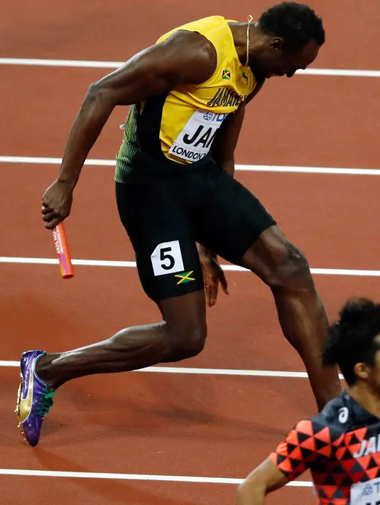 Pelari asal Jamaika, Usain Bolt terpincang-pincang sambil memegang paha kirinya sebelum terjatuh dan cedera di final 4x100 meter pada Kejuaraan Dunia Atletik di London, Sabtu (12/8). Usain Bolt gagal menutup kariernya dengan indah. (AP/Frank Augstein)