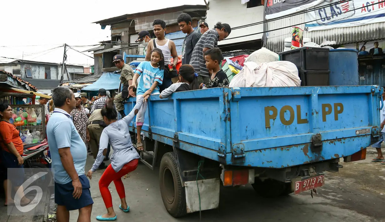 Sebanyak 569 Kepala Keluarga (KK) yang menempati 310 rumah dan 347 kios yang akan dibongkar pihak Pemprov DKI Jakarta, Rabu (30/3/2016). Pembongkaran dilakukan dalam rangka penataan kembali Kawasan Wisata Museum Bahari. (Liputan6.com/Yoppy Renato)