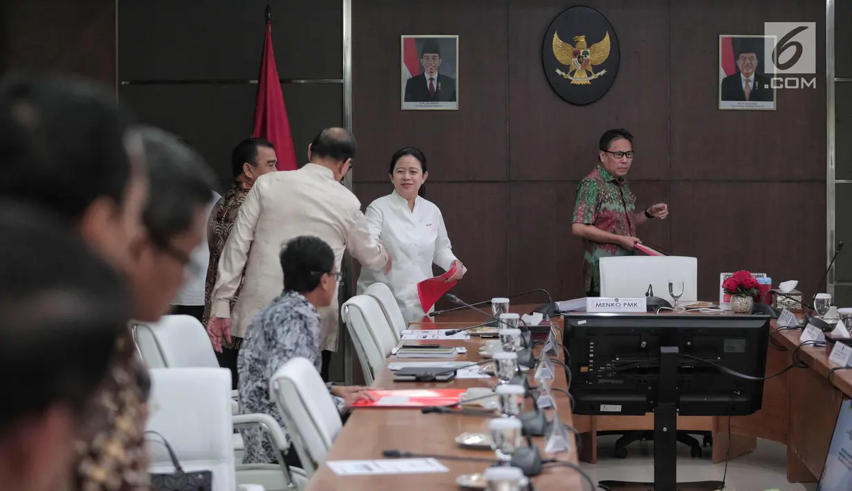 Menko PMK, Puan Maharani berjabat tangan dengan peserta Rapat Tingkat Menteri (RTM) di Kantor Kemenko PMK, Jakarta, Rabu (1/11). Rapat membahas implementasi Perpres 95/2017 tentang Peningkatan Prestasi Olah Raga Nasional. (Liputan6.com/Faizal Fanani)