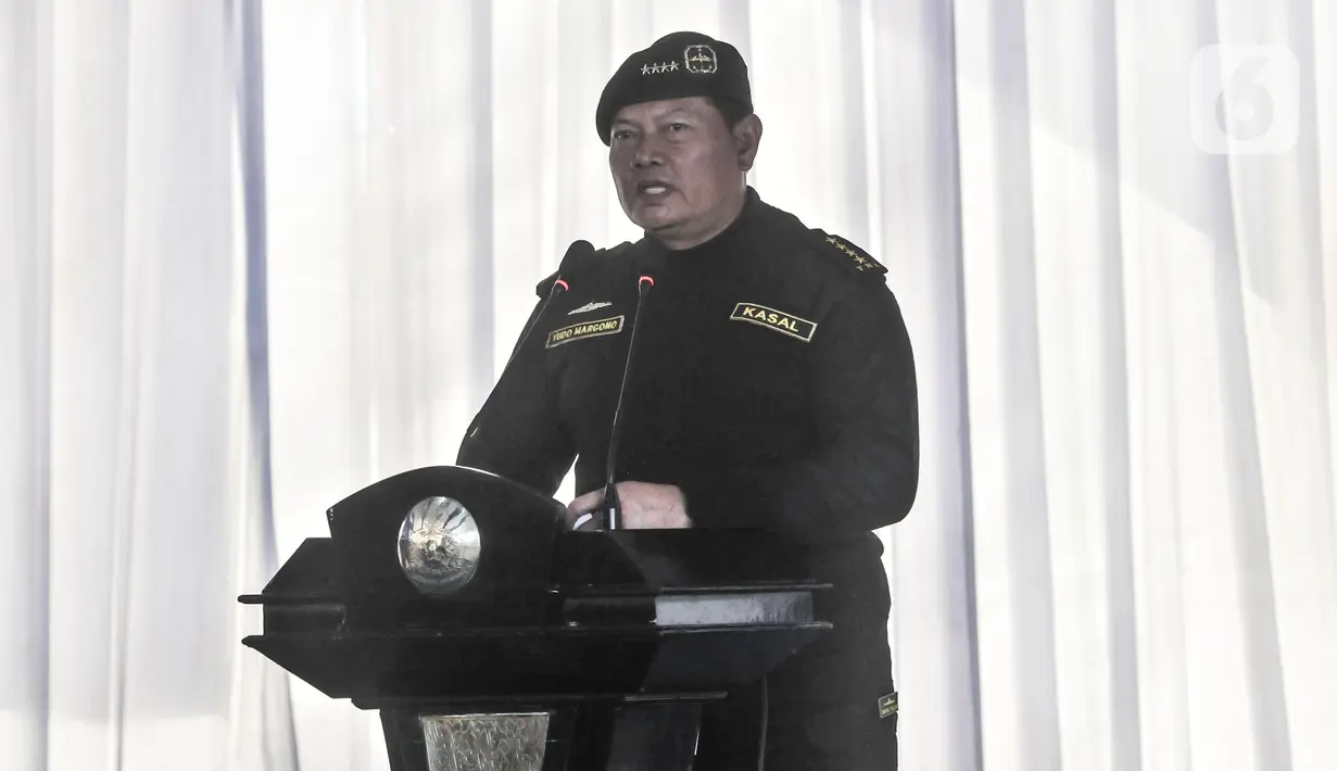 Kepala Staf Angkatan Laut (Kasal) Laksamana TNI Yudo Margono memberikan keterangan saat prosesi penyematan brevet Hiu Kencana di Dermaga 100, Tanjung Priok, Jakarta Utara, Senin (28/11/2022). Kasal Laksamana TNI Yudo Margono menyematkan brevet Hiu Kencana kepada tujuh pejabat negara sebagai bentuk penghormatan dan penghargaan atas jasa serta pengorbanan khususnya kejayaan TNI Angkatan Laut dalam berpartisipasi demi kemajuan pengembangan kapal selam, baik secara langsung maupun tidak langsung. (merdeka.com/Iqbal S Nugroho)