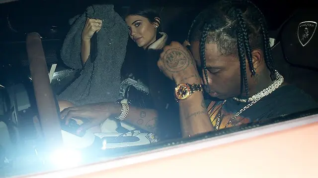 [Bintang] Kylie Jenner - Travis Scott