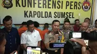 Kapolda Sumsel Irjen Pol Zulkarnain Adinegara mengungkap kasus pembunuhan sadis wanita dibakar di Kabupaten Ogan Ilir Sumsel (Liputan6.com / Nefri Inge)