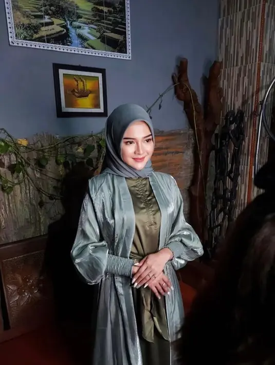 Malam sebelum pernikahan, Bella pun menggelar pengajian di kediaman keluarganya.