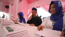 Petugas KPPS berjaga di TPS 56 Lapas Pemasyarakat Perempuan Tangerang, Rabu (17/4). Penghuni Lapas Wanita menyalurkan hak pilihnya dengan berpakaian daerah,nuansa ini dipilih sekaligus untuk memperingati hari kartini yang akan jatuh pada bulan ini. (Liputan6.com/HO/Ading)