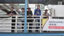 Warga menyaksikan Parade Asian Games 2018 2018 yang melintas dari atas JPO di Jalan Thamrin, Jakarta, Minggu (13/5). Parade Asian Games 2018 jadi pusat perhatian pengunjung Car Free Day. (Liputan6.com/Arya Manggala)