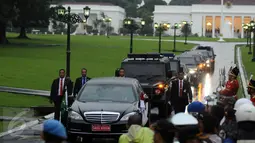 Iring-iringan kendaraan Raja Salman bin Abdulaziz saat meninggalkan Istana Bogor, Rabu (1/3). Mengawali kunjungan, Raja Arab Saudi, Salman bin Abdulaziz bertemu Presiden Jokowi di Istana Bogor. (Liputan6.com/Helmi Fithriansyah)