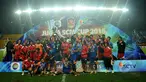 Pelatih Arema Cronus, Suharno (tengah) mengangkat tropi SCM Cup 2015 di Stadion Jakabaring,Selasa (27/1/2015). Arema Cronus unggul 1-0 atas Sriwijaya FC. (Liputan6.com/Johan Tallo)