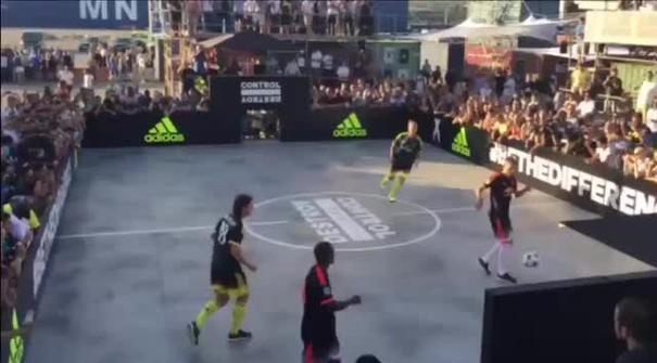 Kedua tim bertemu di ajang kompetisi freestyle yang diselenggarakan sebuah produsen apparel olahraga asal Jerman. AC Milan yang diwakili Riccardo Montolivo dan Philippe Mexes berhasil mengalahkan tim Manchester United yang dikomandoi Ashley Young ber...