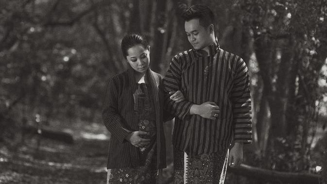 5 Foto Maternity Karina Salim yang Kental dengan Adat Jawa